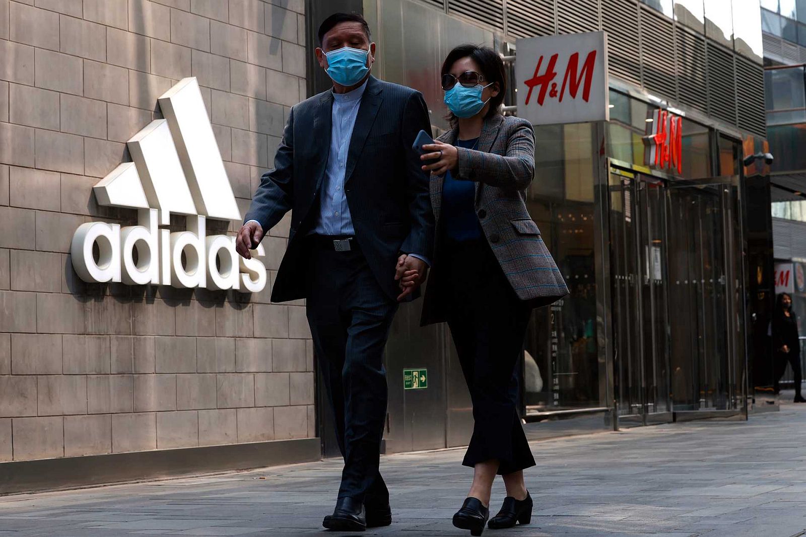 Γιατί η Κίνα απαγορεύει τα ρούχα των H&M, Nike, Adidas και Zara