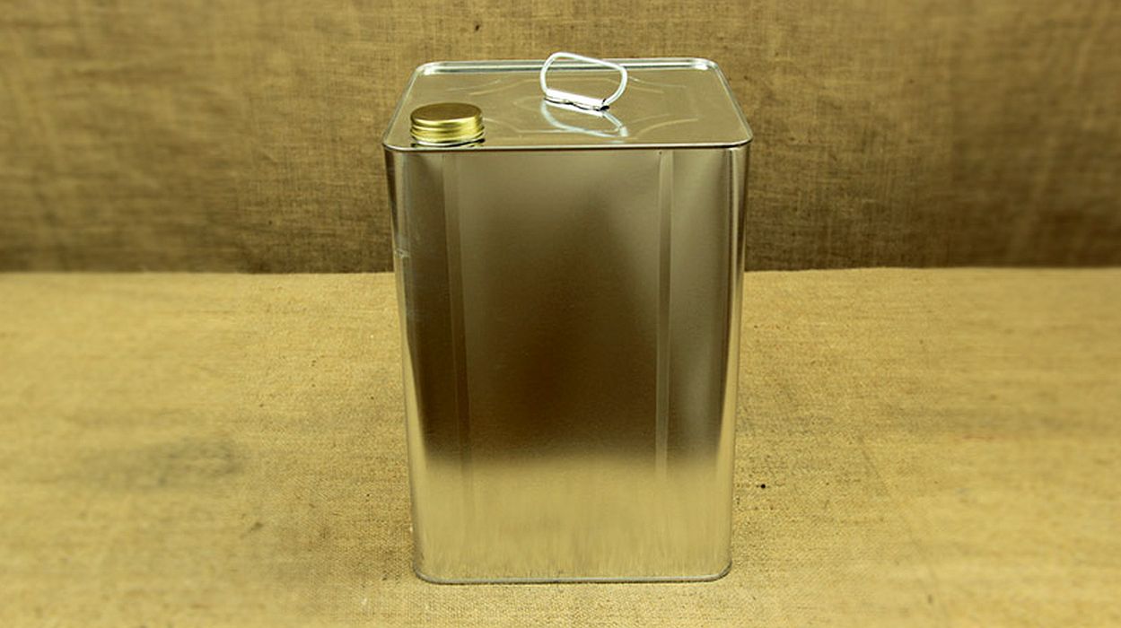 Στέλνουμε το ελαιόλαδο στον Καναδά με τον τενεκέ