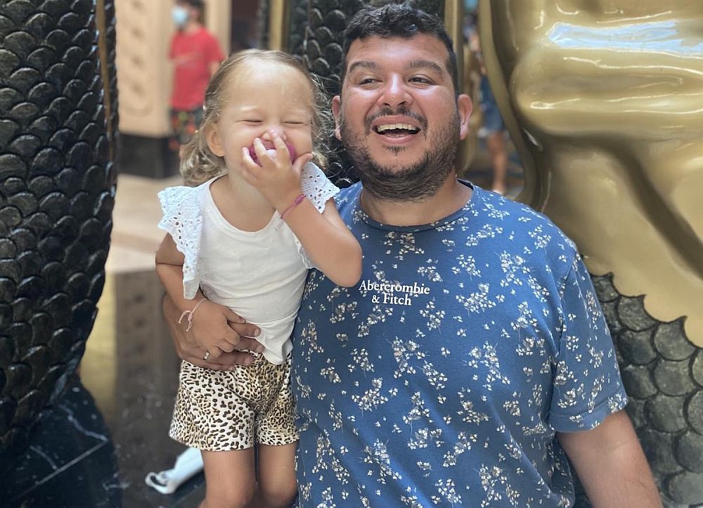 Είναι μόλις δυόμισι ετών και έχει ταξιδεύσει ήδη σε 12 χώρες!