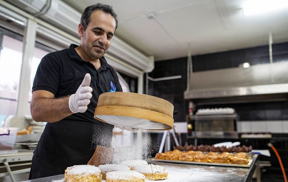 Ο Λογχμάν Γκασεμί έμαθε τη Θεσσαλονίκη να τρώει κουρδικά γλυκά