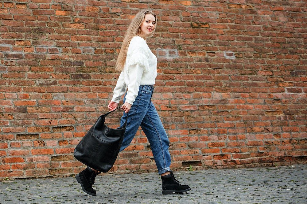 H hobo bag επιστρέφει και γίνεται η απόλυτη τσάντα