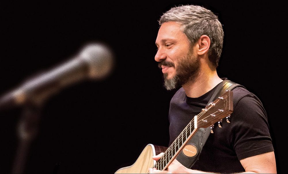 Ο Αλκίνοος Ιωαννίδης σε μια «Συναυλία στο σκοτάδι»