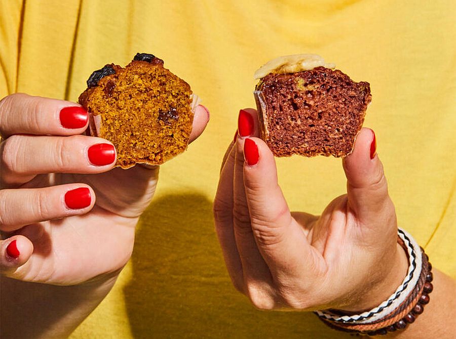 Συνταγή: Μίνι κεκάκια μπανάνας χωρίς ζάχαρη, με κακάο και θυμαρίσιο μέλι