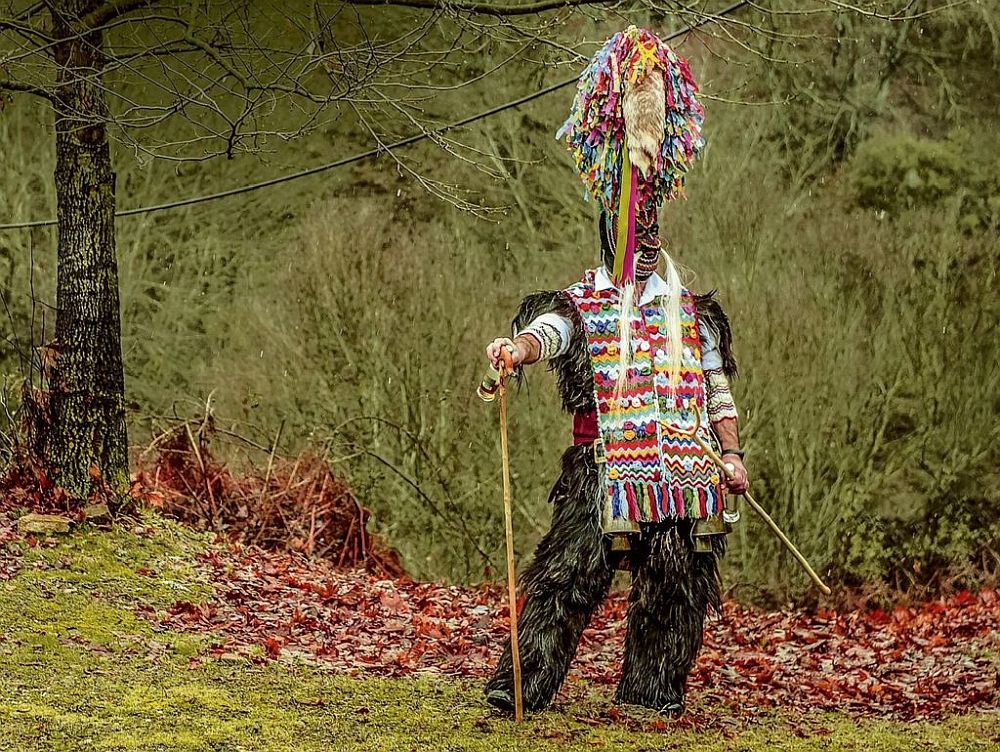Οι άνθρωποι πίσω από τις εντυπωσιακές στολές των κουδουνοφόρων του Σοχού
