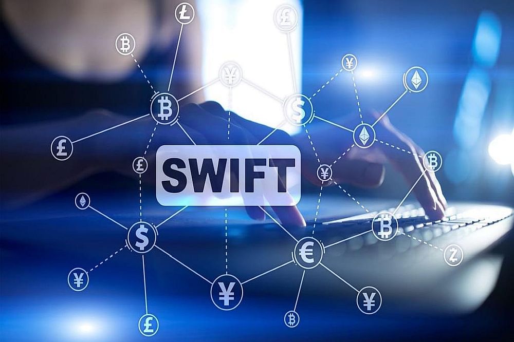 Τι σημαίνει ο αποκλεισμός της Ρωσίας από το Swift