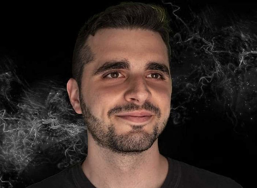 Πώς ένας νεαρός αρχαιολόγος μάς έκανε να δούμε τη μυθολογία αλλιώς μέσα από το YouTube