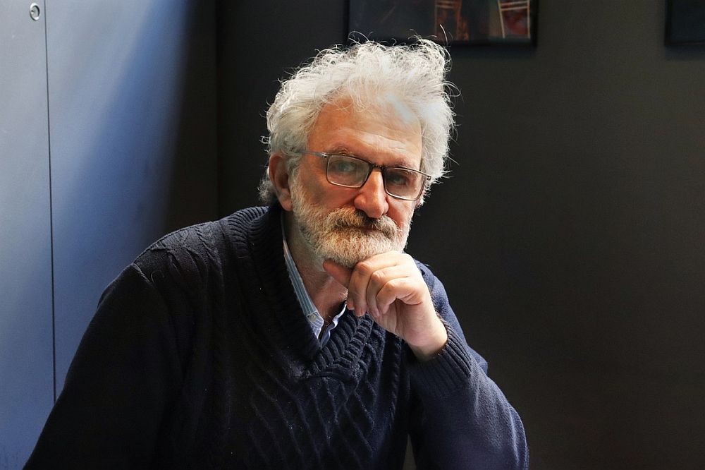 «Να ακούς το χιόνι να πέφτει»: Ο Δημήτρης Καταλειφός συναντάει τον Ρέιμοντ Κάρβερ