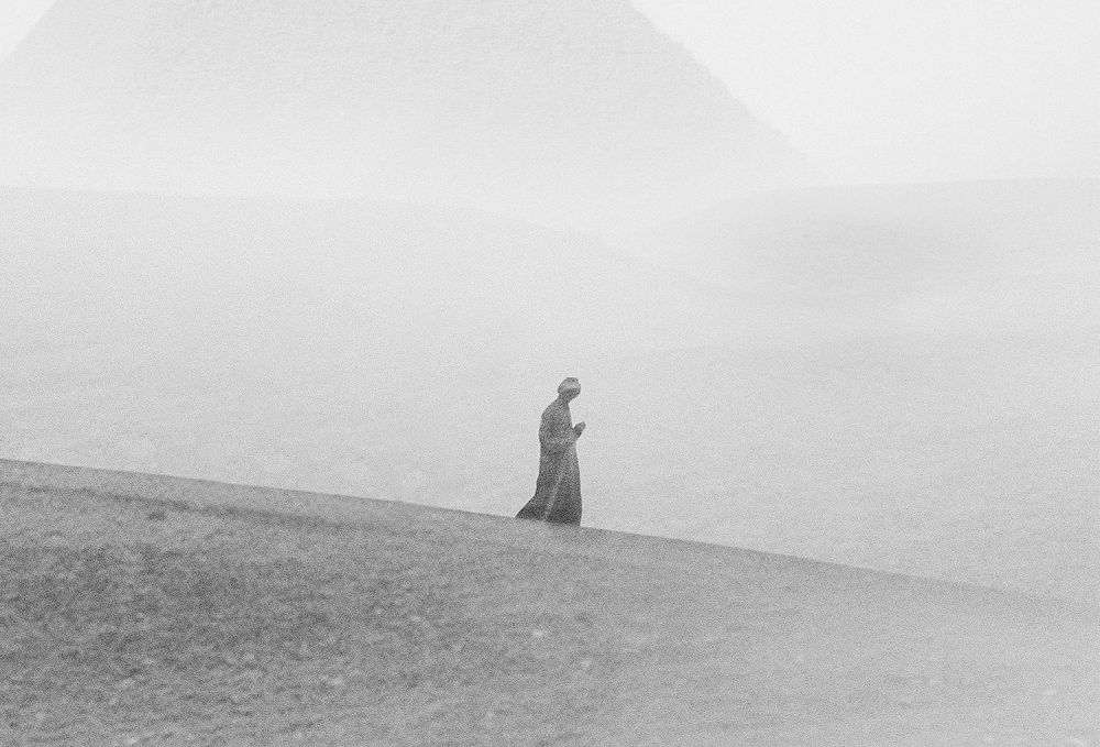 Ο φακός του Karim Amr και η μεγαλειώδης μοναξιά της ερήμου