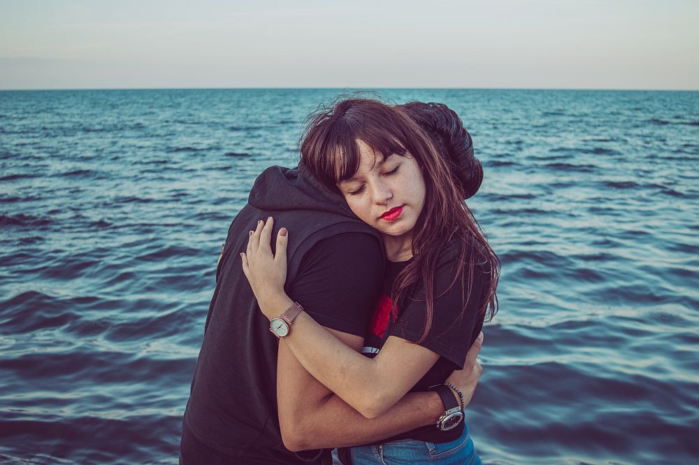 Γιατί οι αγκαλιές μάς κάνουν να αισθανόμαστε καλά