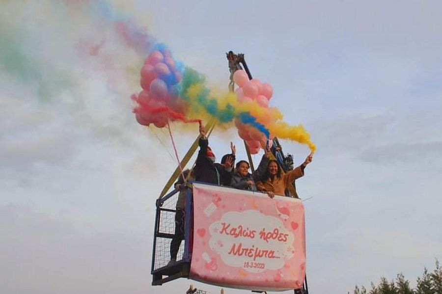 Επιστράτευσαν γερανό για να δουν το νεογέννητο της οικογένειας!