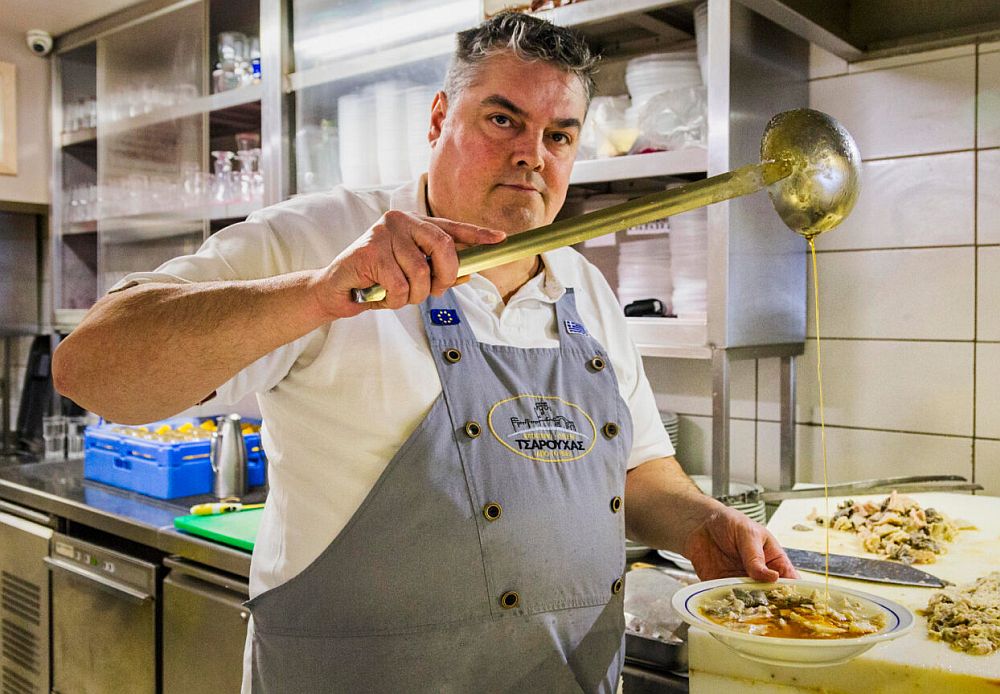 Το πατσατζίδικο του Τσαρούχα είναι ένας θεσμός της Θεσσαλονίκης