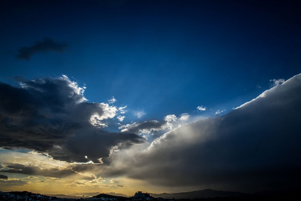 Καιρός: Νεφώσεις με τοπικές βροχές