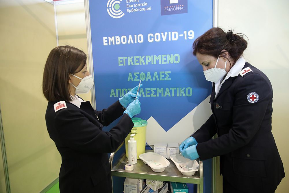 Covid-19: Ποιοι και πότε θα κάνουν την τέταρτη δόση εμβολίου