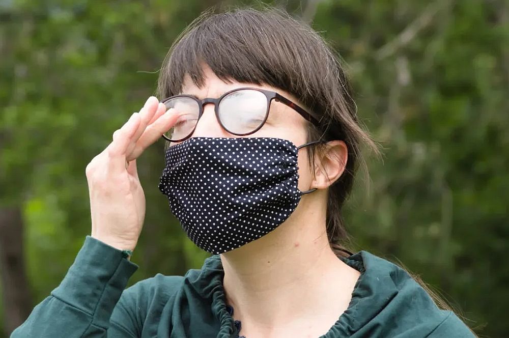 Covid-19: Γιατί όσοι φορούν γυαλιά διατρέχουν μικρότερο κίνδυνο νόσησης