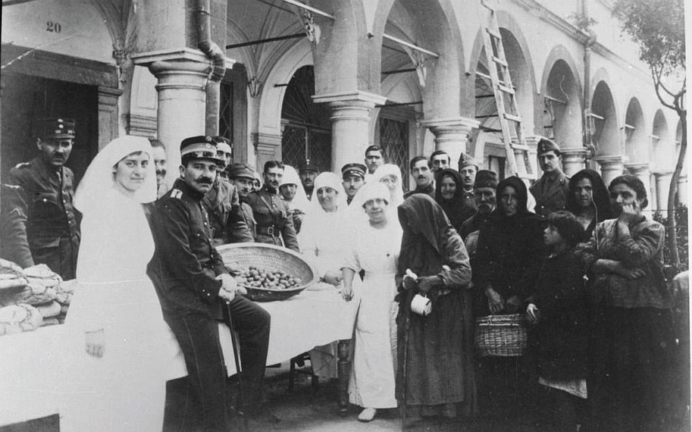 Στο προαύλιο της Αγίας Φωτεινής, Σμύρνη (1920). Αρχείο Φωτογραφιών του Κέντρου Μικρασιατικών Σπουδών
