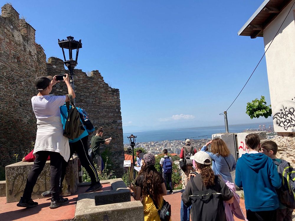 Μαθήματα ιστορίας με φόντο τα βυζαντινά τείχη της Θεσσαλονίκης (BINTEO)