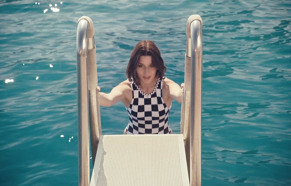 Το παρελθόν της Chanel μέσα από το νοσταλγικό trailer της συλλογής Cruise 2022/23