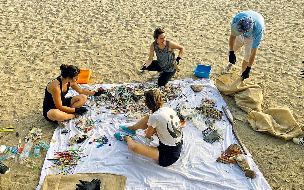 Τασάκια οι ελληνικές παραλίες