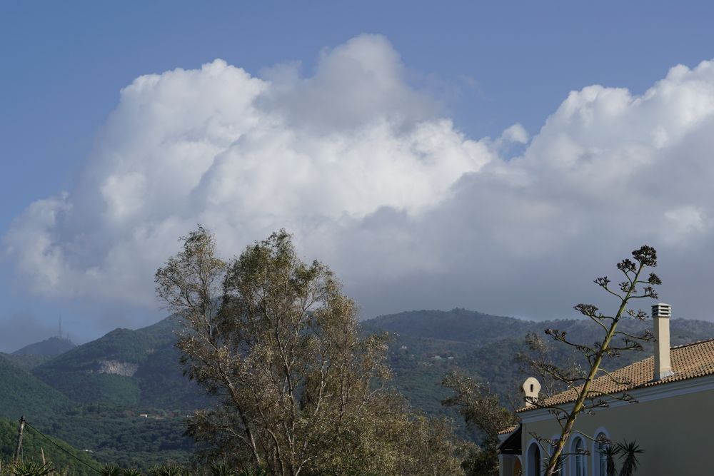 Καιρός: Αίθριος με αραιές νεφώσεις