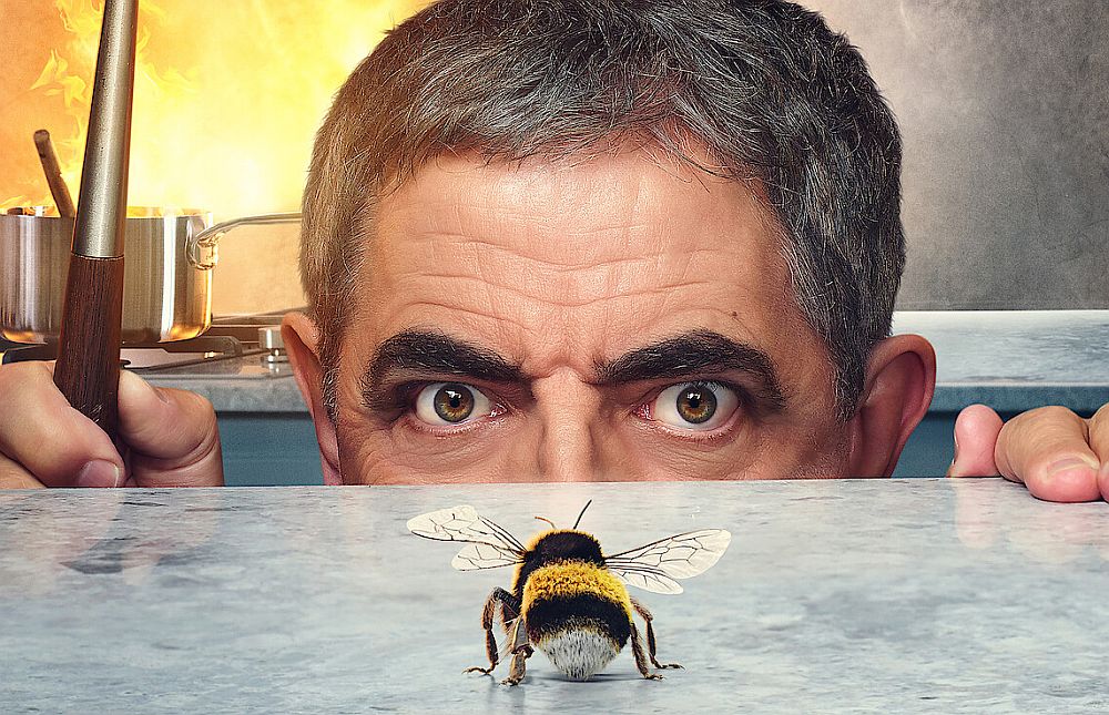 «Man Vs Bee»: Ο Ρόουαν Άτκινσον προκαλεί και πάλι χάος (ΒΙΝΤΕΟ)