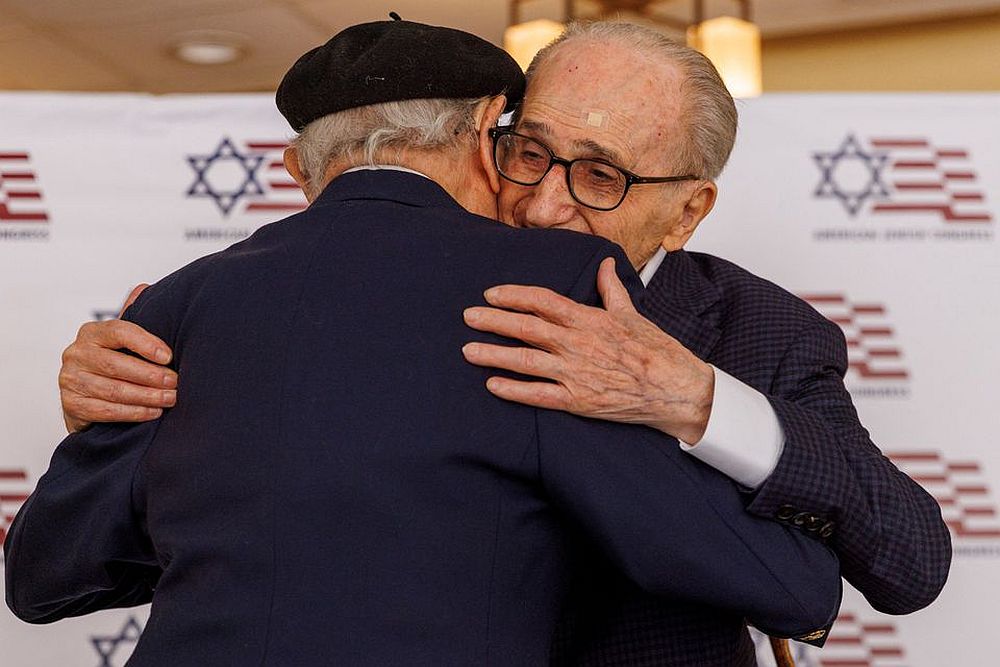 Δύο επιζώντες του Ολοκαυτώματος αγκαλιάζονται 78 χρόνια αργότερα