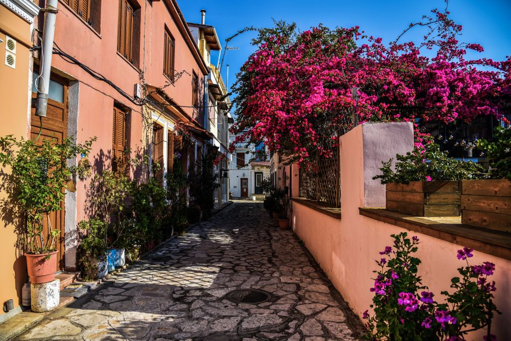 Καιρός: Αίθριος με τοπικές βροχές και μικρή άνοδο της θερμοκρασίας