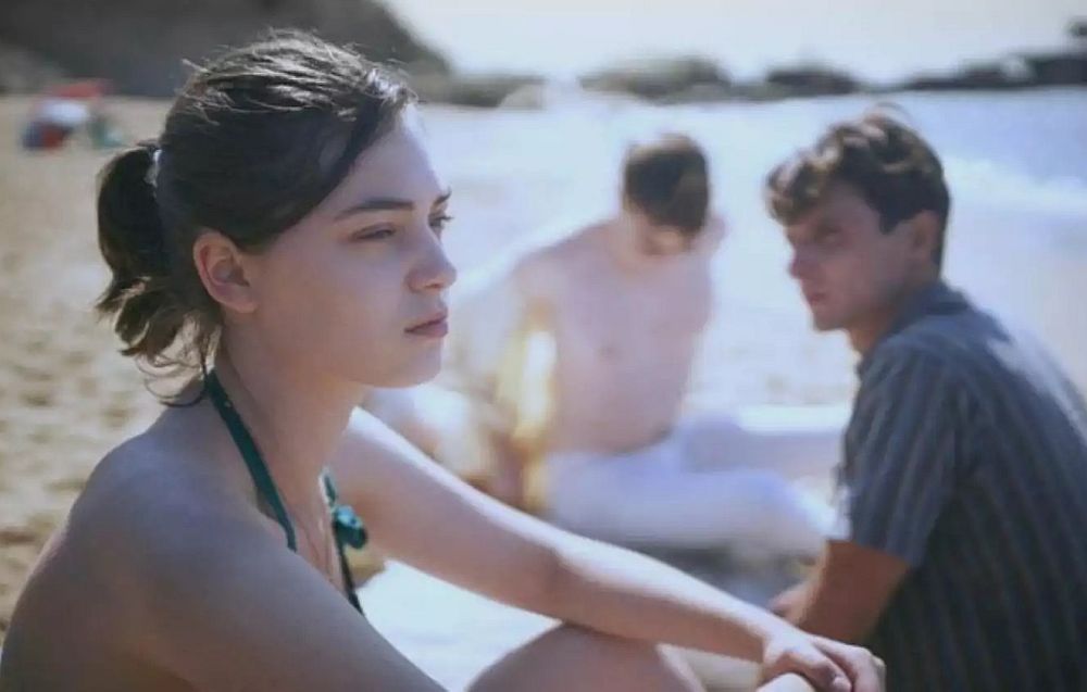 Εγκλωβισμένη στα «δεσμά» της κοινωνίας