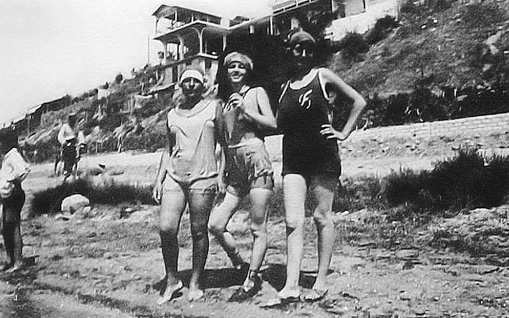 Από το «λουτρικόν ένδυμα» στο «μπανιερό» και από το «μπανιερό» στο «μαγιό»