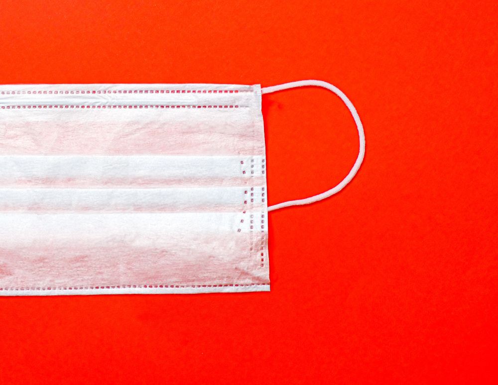 Παραμένει η χρήση μάσκας στα ταξί, στο εσωτερικό των επιβατικών πλοίων και στα φαρμακεία