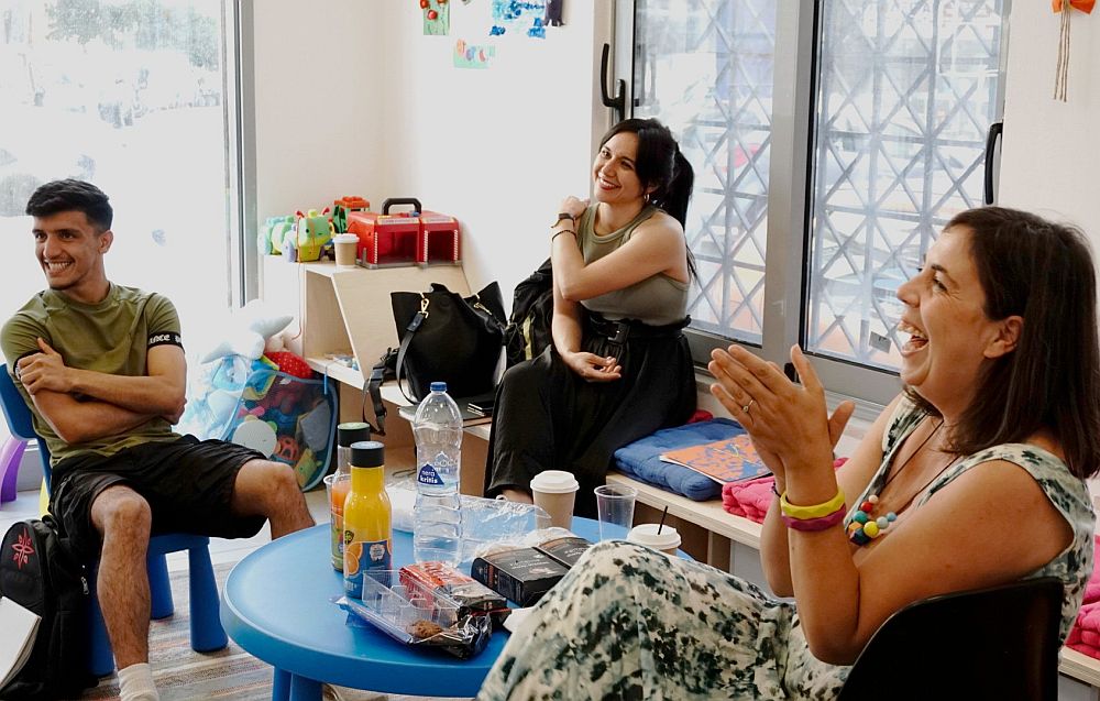 Πρόσφυγες και ντόπιοι ανταλλάσσουν εμπειρίες μέσα από εργαστήρια stand-up comedy