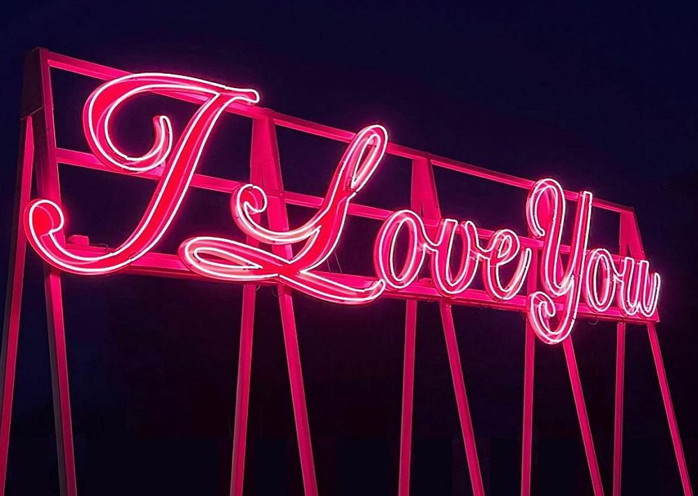 «I LOVE YOU», ένα γλυπτό που υμνεί τη φιλία και τη συντροφικότητα