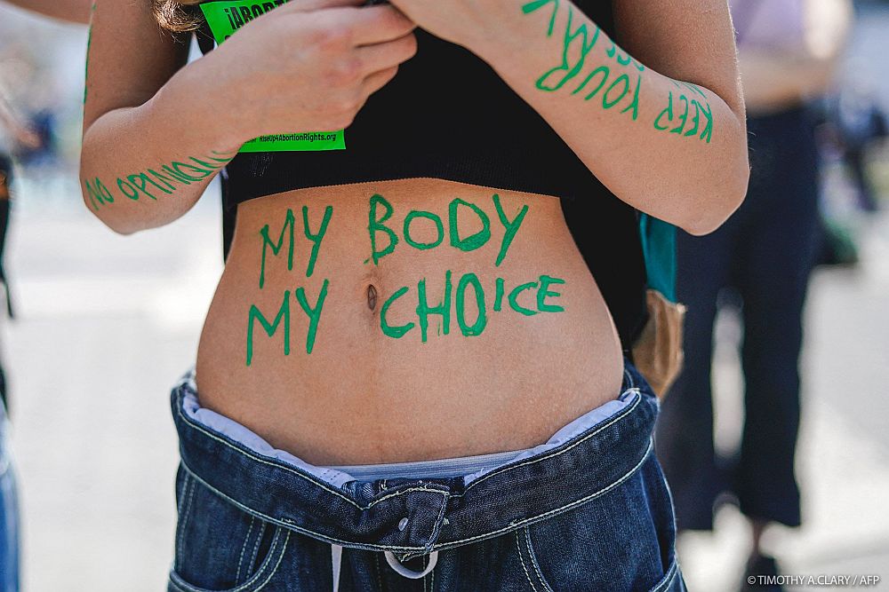 Αμβλώσεις: Η εποχή της παρανομίας στην Ελλάδα – «Σε ένα δωμάτιο, με δυο κρεβάτια»