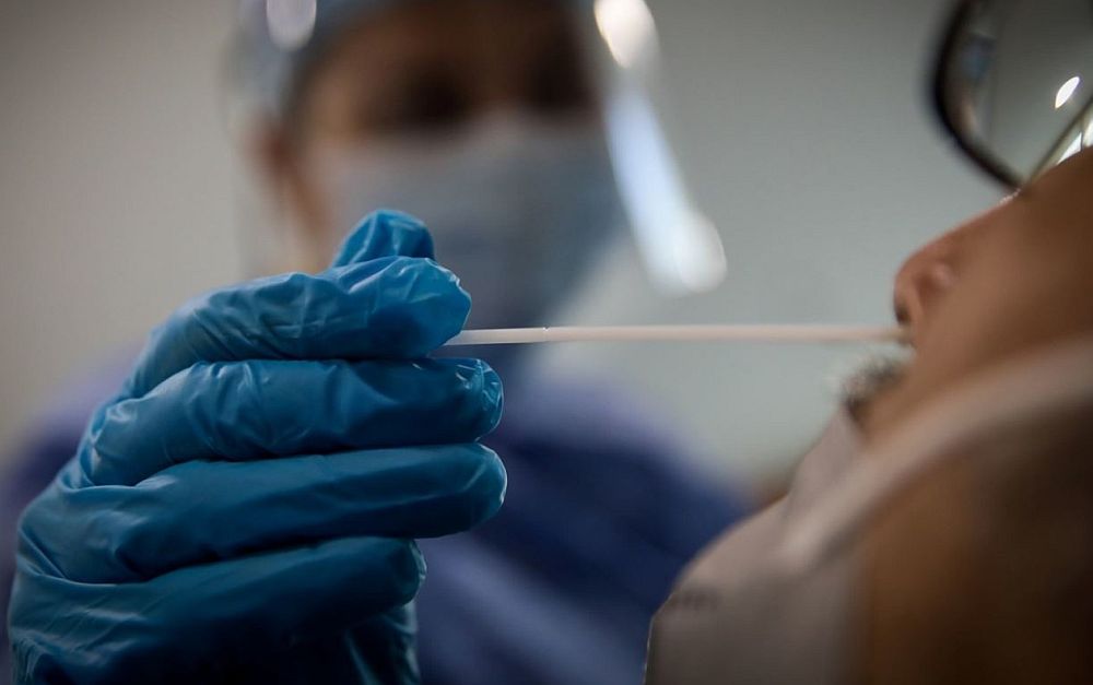 Κορωνοϊός: Tα συμπτώματα της υποπαραλλαγής που σαρώνει τον πλανήτη