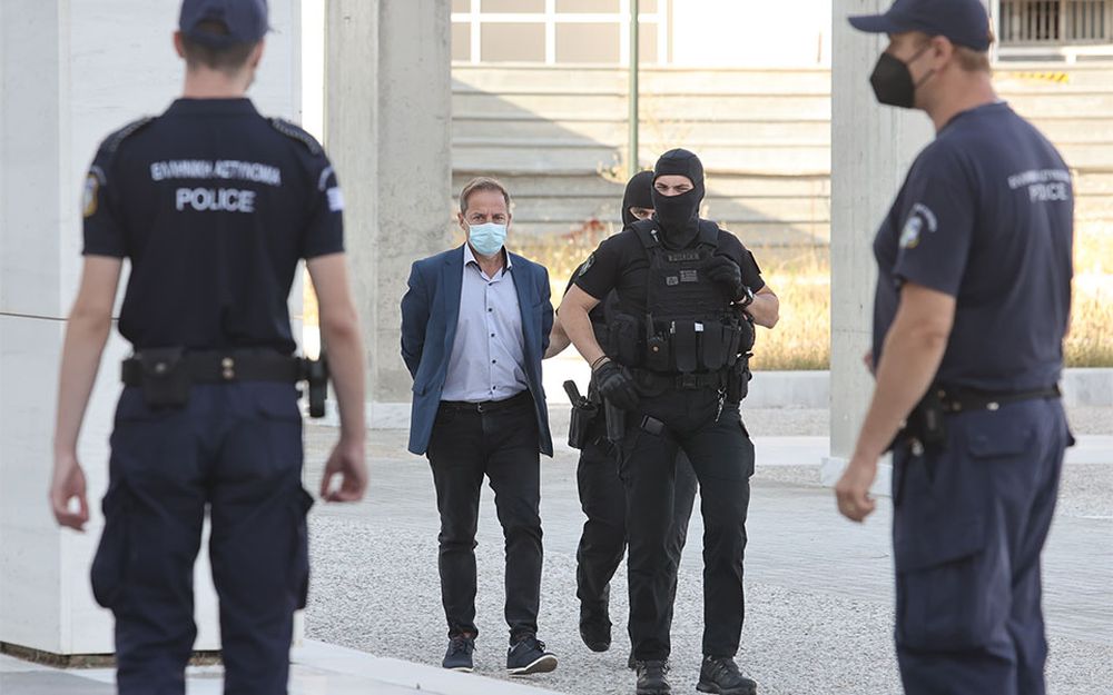 Η απόφαση αναγνώστηκε εν μέσω έντονων αντιδράσεων και αποδοκιμασιών από την πλευρά των θυμάτων και μελών του ακροατηρίου