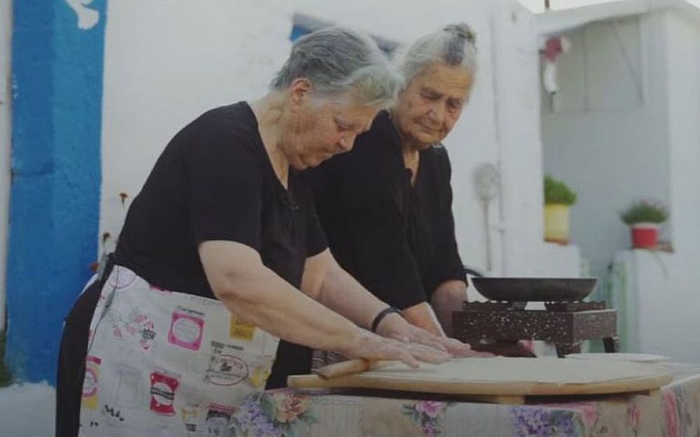 Τα θρυλικά ξεροτήγανα της Κρήτης από δύο χρυσοχέρες γιαγιάδες (ΒΙΝΤΕΟ)