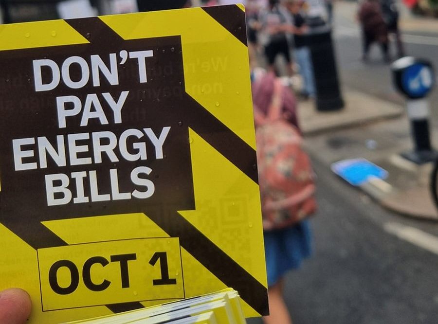 «Δεν πληρώνω»: Η κρίση ξεσηκώνει τους πολίτες από τη Βρετανία έως την Κίνα