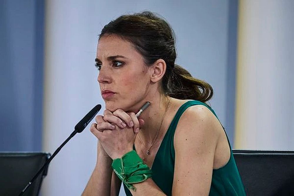 Η υπουργός Ισότητας της Ισπανίας Ιρένε Μοντέρο χαρακτήρισε την ημέρα υπερψήφισης του νόμου «ημέρα θριάμβου, που έγινε πραγματικότητα έπειτα από πολλές μάχες, επί πολλά χρόνια»