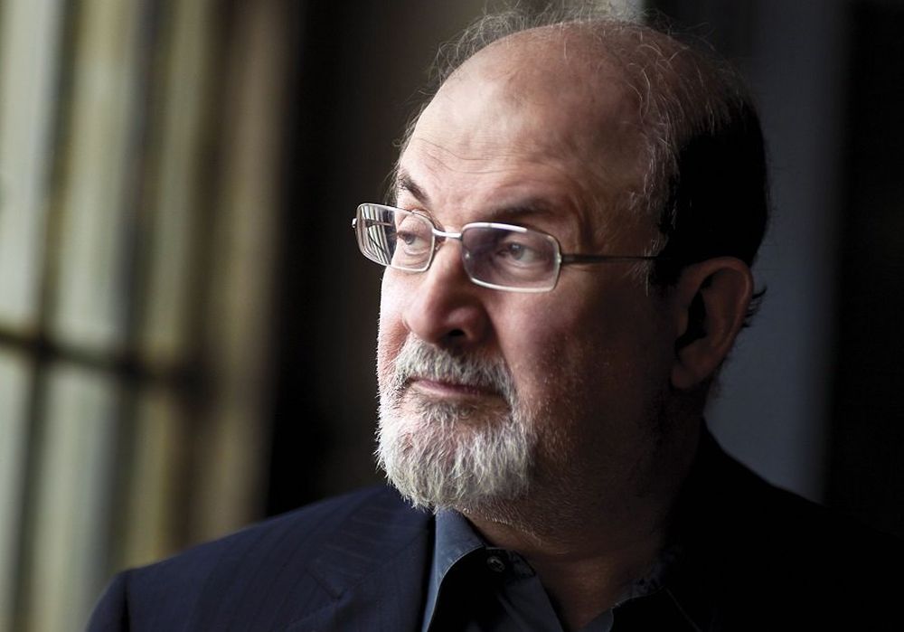 Σαλμάν Ρουσντί: Ο συγγραφέας που έζησε μια ζωή κυνηγημένος