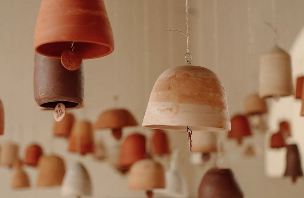 Έκθεση με κεραμικές καμπάνες από άτομα με ανάγκες