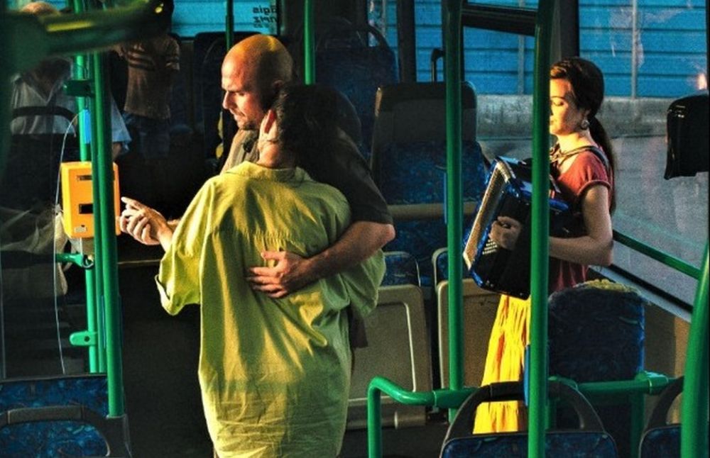 Θεσσαλονίκη: Παράσταση σε λεωφορείο εν κινήσει κάνει στάσεις στη νεότερη ιστορία