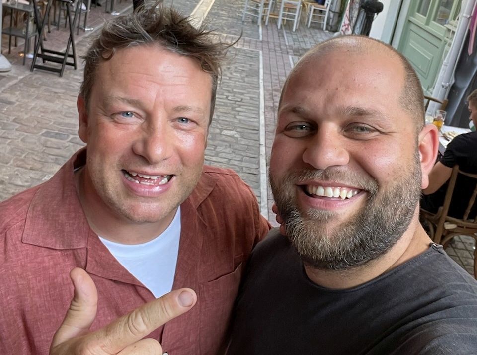 Ο Θεσσαλονικιός ψαράς που «έμαθε» φιλετάρισμα στον Τζέιμι Όλιβερ