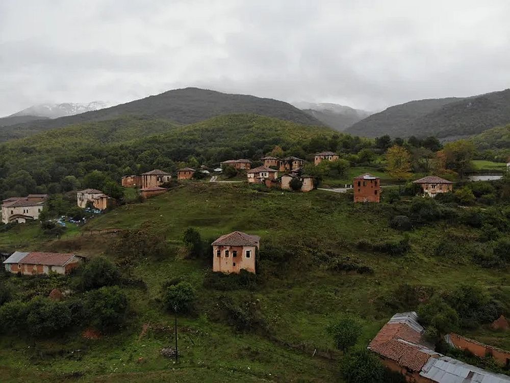 Γάβρος, το χωριό της Καστοριάς που δεν μένει πια κανείς αλλά συνεχίζει να εμπνέει