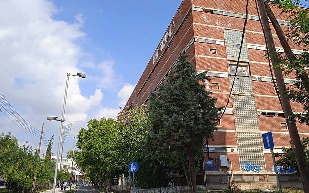 Θεσσαλονίκη: Απομεινάρια της χρυσής εποχής του καπνού στο κόκκινο καπνομάγαζο