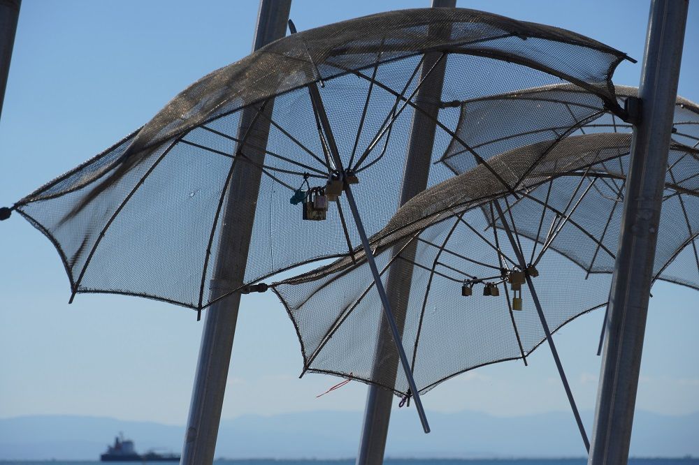 Θεσσαλονίκη: Οι «κλειδαριές του έρωτα» πληθαίνουν στην παραλία