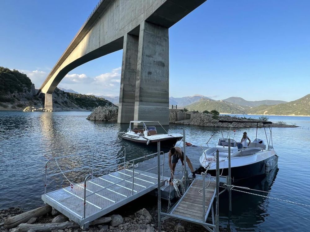 Λίμνη Κρεμαστών: Βαρκάδα πάνω από τα βυθισμένα σπίτια