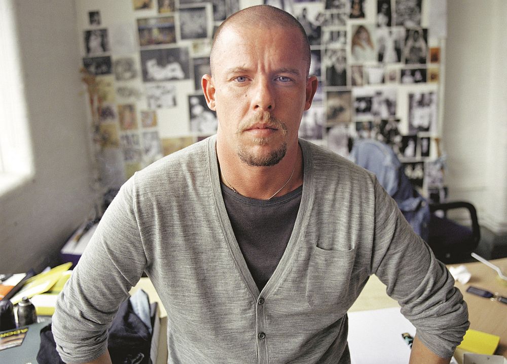 Αλεξάντερ ΜακΚουίν: Η πρώτη έκθεση για τον σπουδαίο σχεδιαστή μόδας