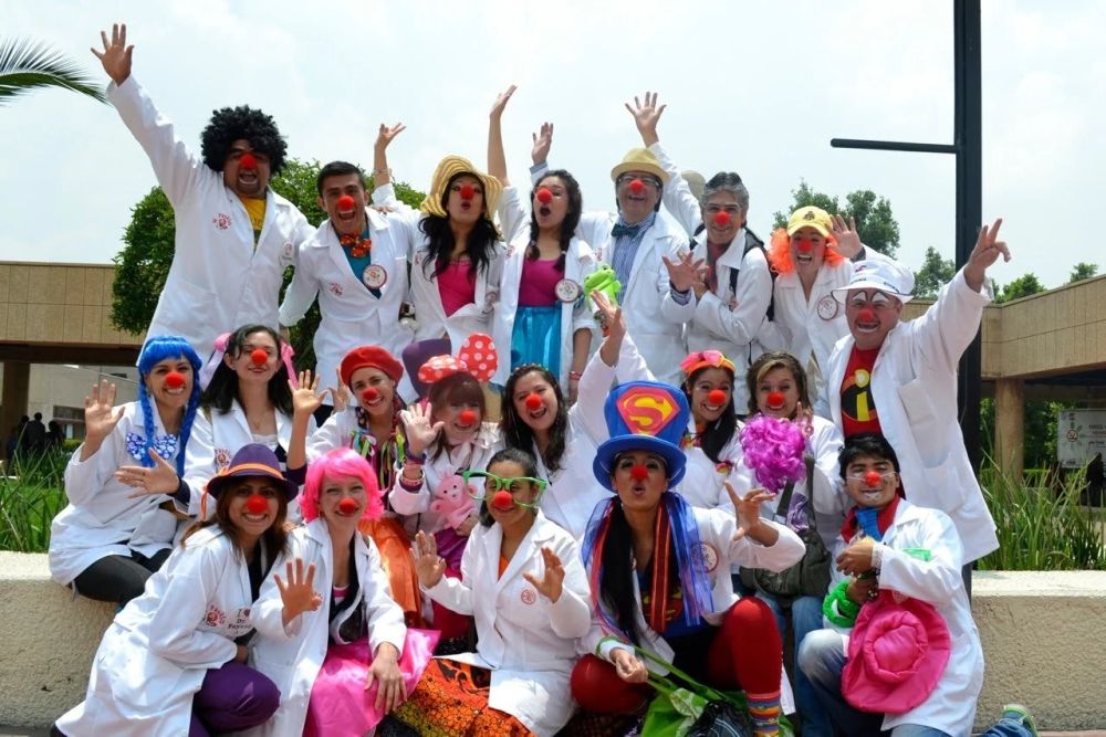 Ιατρικοί κλόουν βοηθάνε ασθενείς και γιατρούς στη θεραπεία