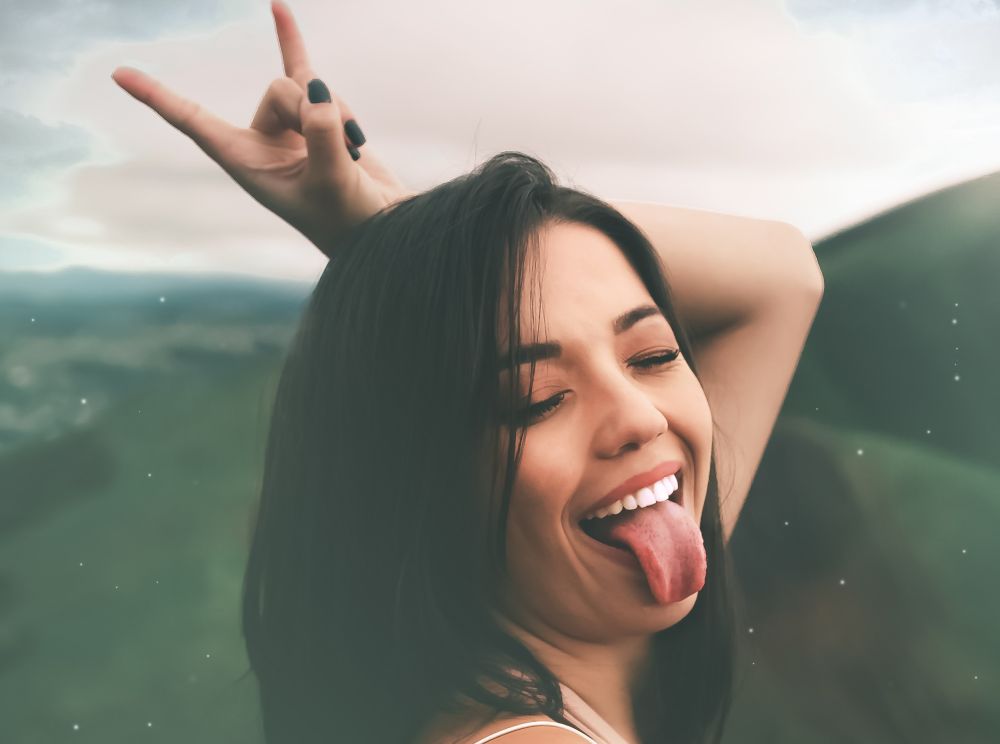 Ήταν το έτος 1938 όταν μια ομάδα ερευνητών του Χάρβαρντ ξεκίνησε μια μελέτη για να απαντήσει σε ένα ερώτημα: Τι κάνει τους ανθρώπους ευτυχισμένους; Στο μικροσκόπιο των ερευνητών μπήκαν αρχικά 724 άτομα - ήταν αγόρια από μη προνομιούχες οικογένειες της Βοστώνης και φοιτητές του ιδρύματος. Στη συνέχεια προστέθηκαν οι σύζυγοί τους, κατόπιν τα παιδιά τους, μετά τα εγγόνια τους. Οι ερευνητές του Χάρβαρντ ενσωμάτωσαν τελικά στη μελέτη τους 1300 απογόνους που προέρχονταν από την αρχική ομάδα. Ανά τακτά διαστήματα, συγκέντρωναν πληροφορίες για τους συμμετέχοντες που ξεκινούσε από την οικονομική τους κατάσταση και την επαγγελματική τους ανέλιξη για να φτάσει έως την υγεία τους. Ήταν άνθρωποι που παντρεύονταν και χώριζαν, γνώριζαν επιτυχίες και αποτυχίες, γίνονταν γονείς ή έμεναν άκληροι, αποκτούσαν πλούτο ή ζούσαν σε συνθήκες οικονομικής στενότητας. Στη μακροβιότερη μελέτη στην ιστορία, το συμπέρασμα στο τέλος ήταν ένα: Το «κλειδί» της ανθρώπινης ευτυχίας είναι οι καλές διαπροσωπικές σχέσεις. Πώς όμως καλλιεργούνται οι καλές σχέσεις; Στο ερώτημα επιχειρούν να απαντήσουν οι σημερινοί επικεφαλής της μελέτης του Χάρβαρντ ξεκινώντας από μια παραδοχή: Όπως σημειώνουν στην επιθεώρηση The Atlantic οι Ρόμπερτ Ουόλντιντζερ και Μαρκ Σουλτς, οι προσωπικές μας σχέσεις δεν είναι πάντοτε η πρώτη μας προτεραιότητα. Στις Ηνωμένες Πολιτείες, για παράδειγμα, ο μέσος Αμερικανός αφιέρωσε το 2018 συνολικά 11 ώρες την ημέρα σε μοναχικές δραστηριότητες. Σε ένα διάστημα 29 ετών, οι 58 ημέρες που πέρασε κανείς με έναν φίλο του είναι χωρίς αμφιβολία μια ασήμαντη υποδιαίρεση σε σχέση με τις 4.851 ημέρες που αφιέρωσε στην τηλεόραση ή το διαδίκτυο. Οι ίδιοι σημειώνουν πως δεν είναι απαραίτητη η συνδρομή της επιστήμης ή ανάλυση κάποιων ευρημάτων για να αναγνωρίσει κανείς πώς επιδρούν οι σχέσεις στην ψυχολογία μας. Αρκεί να ανακαλέσει στη μνήμη του το συναίσθημα της αναζωογόνησης που τον καταλαμβάνει έπειτα από μια καλή συζήτηση ή την ένταση που νιώθει έπειτα από έναν καβγά. Κάτω από αυτό το πρίσμα, οι υγιείς και ολοκληρωμένες σχέσεις προσφέρουν ένα είδος ευεξίας - ή κοινωνικού fitness. Και όπως συμβαίνει και με την φυσική ευεξία, τη γνωστή «φόρμα», έτσι και στην περίπτωση της κοινωνικής χρειάζεται άσκηση για να διατηρηθεί σε καλά επίπεδα. Τι είδους άσκηση μπορεί να είναι αυτή όμως; Οι ειδικοί λένε πως τα ερωτηματολόγια που καλούνται να συμπληρώσουν οι συμμετέχοντες στην έρευνα δίνουν μια απάντηση. Εκεί, τα 1300 άτομα του δείγματος καλούνται να σκεφτούν γύρω από τον εαυτό τους και τους ανθρώπους που αγαπούν. Και για κάποιους από αυτούς, όπως διαπιστώνεται, αυτός ο αναστοχασμός λειτουργεί ευεργετικά. Είναι μια πρακτική που μπορεί να βοηθήσει τον καθένα. Αυτό όμως δεν σημαίνει πως είναι απλή και εύκολη. Οι δυο ερευνητές παραδέχονται πως κάποιοι συμμετέχοντες εμφανίζονται επιφυλακτικοί, άλλοι διατηρούν ζωηρές αμφιβολίες, αφήνοντας ολόκληρες σελίδες του ερωτηματολογίου κενές, κάποιος έγραψε στο περιθώριο «μα τι ερωτήσεις είναι αυτές!». Ο στοχασμός γύρω από την πορεία και τις δυσκολίες της ζωής δεν είναι μια απλή υπόθεση. Η σημασία του κοινωνικού fitness όμως είναι τεράστια εάν αναλογιστεί κανείς πως η μοναξιά, μια συνθήκη με αρνητικές επιπτώσεις στην υγεία, τείνει να λάβει επιδημικές διαστάσεις. Σε έρευνα που πραγματοποιήθηκε πρόσφατα σε δείγμα 55.000 ατόμων απ' όλο τον κόσμο μέσω του διαδικτύου, ένα στα τρία άτομα όλων των ηλικιών δήλωσαν πως αισθάνονται μόνα. Ανάμεσά τους, η ηλικιακή ομάδα που βίωνε πιο έντονα αυτό το συναίσθημα ήταν αυτή των 16-24 ετών, ενώ από αυτούς το 40% ανέφερε πως αισθάνονταν μόνοι «συχνά» και «πολύ συχνά». Έρευνα το 2020 έδειξε ακόμη πως το 32% των ενήλικων στην Ιαπωνία ανέμεναν να βιώσουν μοναξιά στη διάρκεια του έτους, ενώ σε έρευνα στις ΗΠΑ το 2019 τρεις στους τέσσερις είπαν πως είχαν βιώσει από ήπια έως και υψηλά επίπεδα μοναξιάς. Καθώς διαπιστώθηκαν ανάλογα ευρήματα στη Βρετανία, η κυβέρνηση της χώρας αποφάσισε να θεσπίσει ένα υπουργείο για τη Μοναξιά. Για τους ειδικούς, ωστόσο, η αντιμετώπιση της επιδημίας δεν είναι εύκολη υπόθεση αφού η μοναξιά είναι μια υποκειμενική εμπειρία: άνθρωποι αισθάνονται μόνοι αν και έχουν οικογένεια ή φίλους, ενώ άλλοι μπορεί να έχουν ελάχιστες επαφές αλλά να μην βιώνουν αρνητικά συναισθήματα. Αυτό σημαίνει πως οι αντικειμενικές συνθήκες της ζωής ενός ατόμου δεν είναι αρκετές για να εξηγήσουν γιατί κάποιος αισθάνεται μόνος. Φαίνεται τελικά πως το συναίσθημα καθορίζεται από τη διαφορά ανάμεσα στο είδος των κοινωνικών επαφών που διατηρεί κάποιος και αυτό που επιθυμεί στην πραγματικότητα να έχει. Όπως σημειώνουν οι Ουόλντιντζερ και Σουλτς και στο νέο τους βιβλίο «The Good Life: Lessons From the World's Longest Scientific Study of Happiness», η συνθήκη αυτή υπογραμμίζει τη σημασία της ποιότητας των διαπροσωπικών σχέσεων. Η παραμέλησή τους, επισημαίνουν, συνιστά κίνδυνο για εμάς τους ίδιους. Όχι μόνο πρέπει αλλά και μπορεί να επενδύει κανείς στην κοινωνική ευεξία κάθε μέρα, κάθε εβδομάδα της ζωής του. Θέτοντας ασφαλώς τις διαπροσωπικές του σχέσεις σε πρώτη προτεραιότητα.