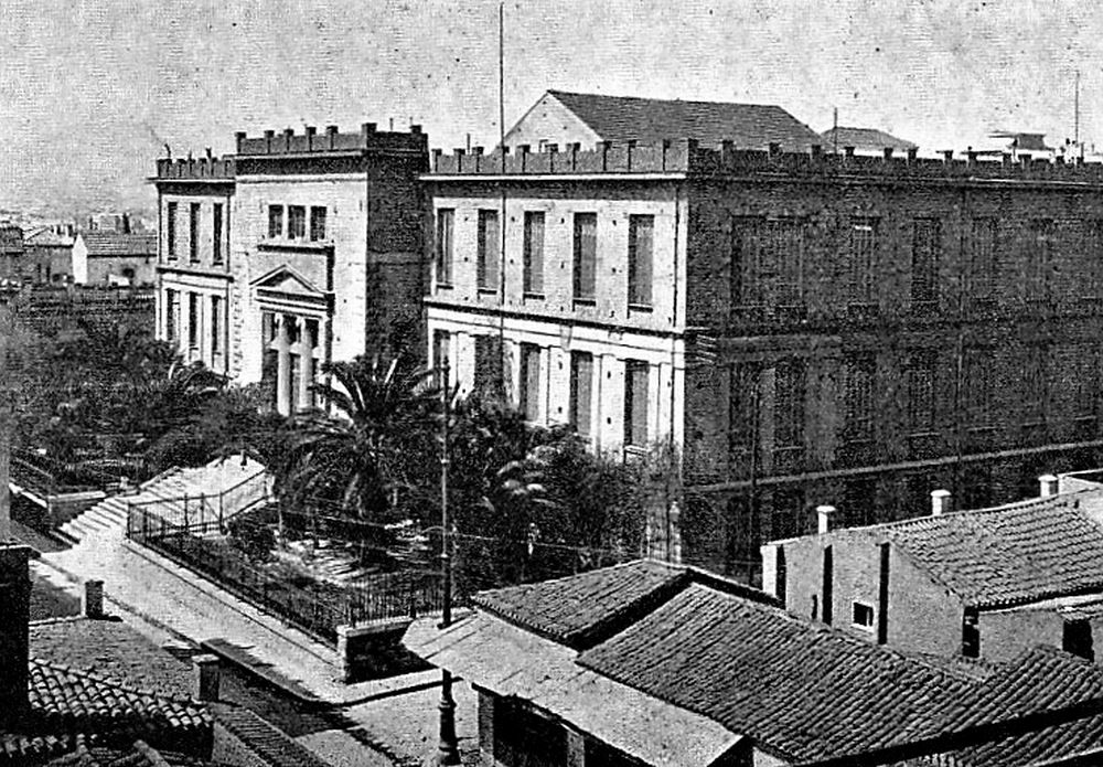 Εξάρχεια: Μία μακριά διαδρομή από τη λαμπρή λεωφόρο στα υποφωτισμένα στενά