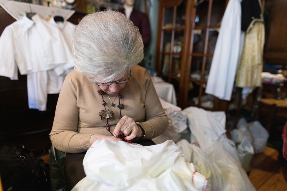 Ράβοντας στολές για Γενίτσαρους και Μπούλες εδώ και 30 χρόνια (BINTEO)